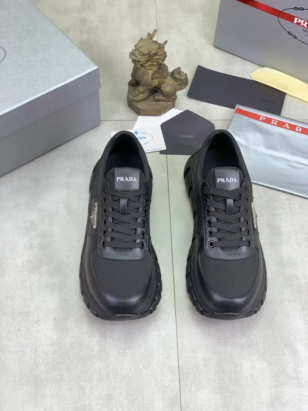 Men's men's shoes 💰P560💰[New style] High version official website popular models are on the market, 🆘 Classic popular models (Prada) are the main popular models, avant-garde and versatile fashion men's shoes private version mold opening, cowhide surface splicing 1:1.. Fashionable and simple, original imported cowhide lining cowhide feet; the atmosphere and personality are more fashionable, eye-catching and pursuing class. It will subvert the old idea and be a must-have for fashion trendsetters with you! Must keep it for yourself! Tall and comfortable, large and low, high-end quality workmanship. Code number: 38-44 (45 46 customized) 4️⃣ colors available.